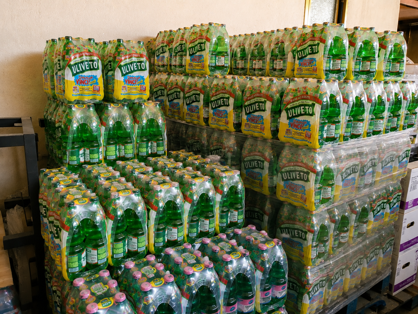 Pallet di acque minerali e bevande stoccati nel magazzino