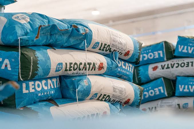 Sacchi di mangime Leocata accatastati in magazzino